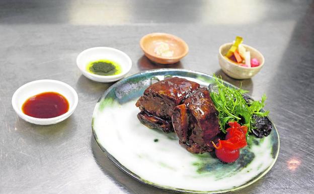 Costilla de Wagyu. Cocinada a baja temperatura y lacada con su jugo, va acompañada de encurtidos y rábano picante.