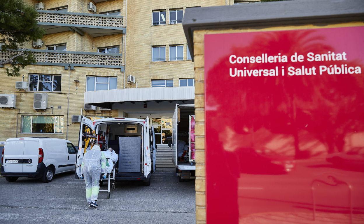 Unos sanitariios trasladan a un pacientes con Covid-19. 