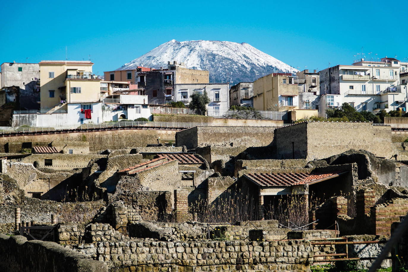 Los visitantes han vuelto a Herculano, la ciudad que fue enterrada en las cenizas de la erupción del Vesubio el 24 de agosto del año 79 d. C., al igual que su vecina Pompeya. El espacio arqueológico reabre tras permanecer semanas cerrado por la segunda ola del Covid-19. 