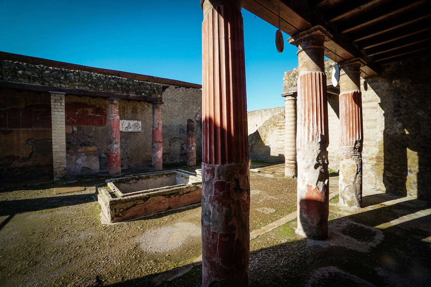 Los visitantes han vuelto a Herculano, la ciudad que fue enterrada en las cenizas de la erupción del Vesubio el 24 de agosto del año 79 d. C., al igual que su vecina Pompeya. El espacio arqueológico reabre tras permanecer semanas cerrado por la segunda ola del Covid-19. 