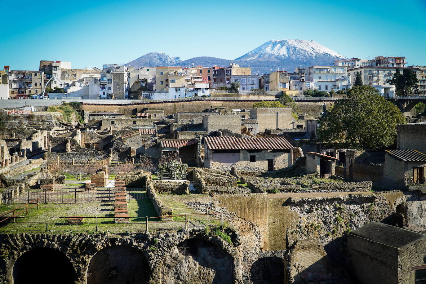 Los visitantes han vuelto a Herculano, la ciudad que fue enterrada en las cenizas de la erupción del Vesubio el 24 de agosto del año 79 d. C., al igual que su vecina Pompeya. El espacio arqueológico reabre tras permanecer semanas cerrado por la segunda ola del Covid-19. 