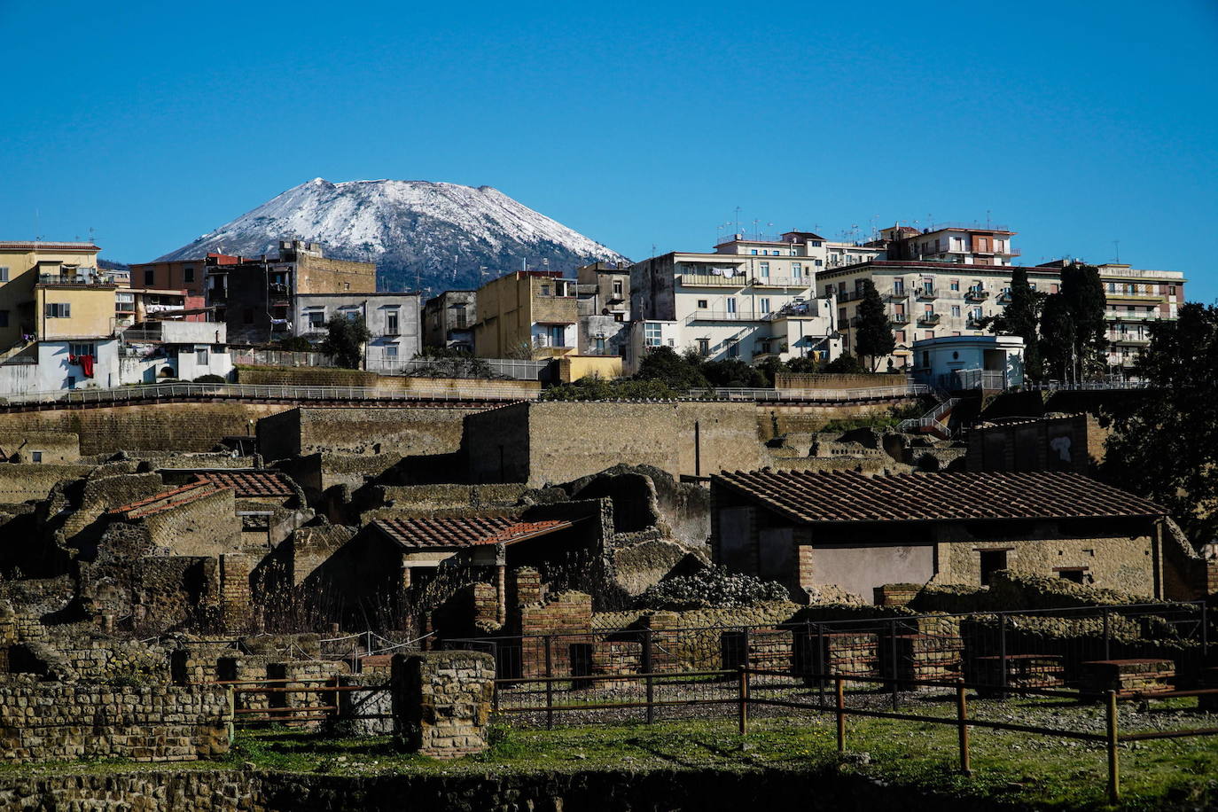 Los visitantes han vuelto a Herculano, la ciudad que fue enterrada en las cenizas de la erupción del Vesubio el 24 de agosto del año 79 d. C., al igual que su vecina Pompeya. El espacio arqueológico reabre tras permanecer semanas cerrado por la segunda ola del Covid-19. 