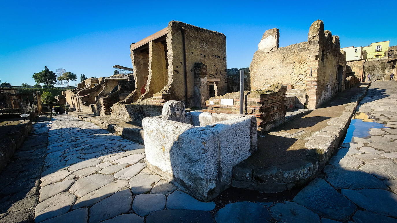 Los visitantes también han vuelto a Herculano, la ciudad que fue enterrada en las cenizas de la erupción del Vesubio el 24 de agosto del año 79 d. C., al igual que su vecina Pompeya. El espacio arqueológico reabre tras permanecer semanas cerrado por la segunda ola del Covid-19. 