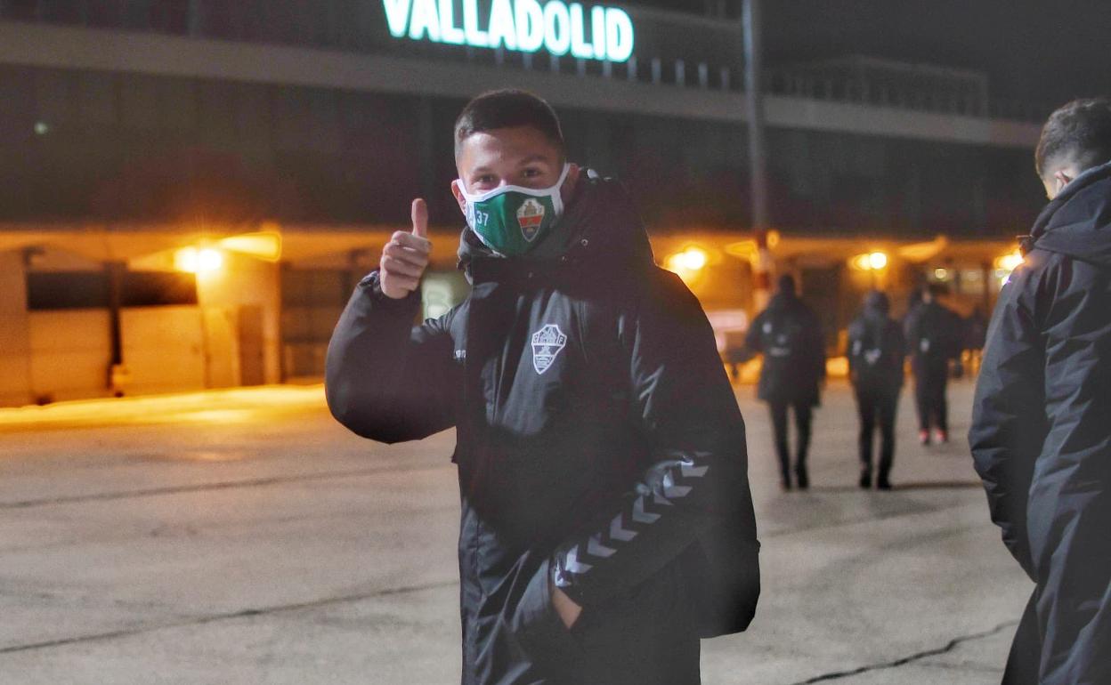 Los jugadores del Elche, anoche, a su llegada al aeropuerto de Valladolid. 