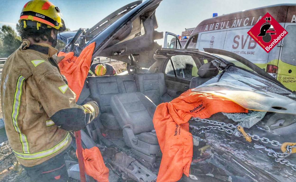 Los bomberos han podido excarcelar con éxito a una mujer del vehículo. 