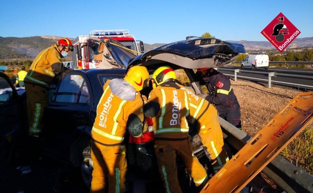 El coche en el que viajaba la joven de 19 años ha quedado completamente destrozado. 