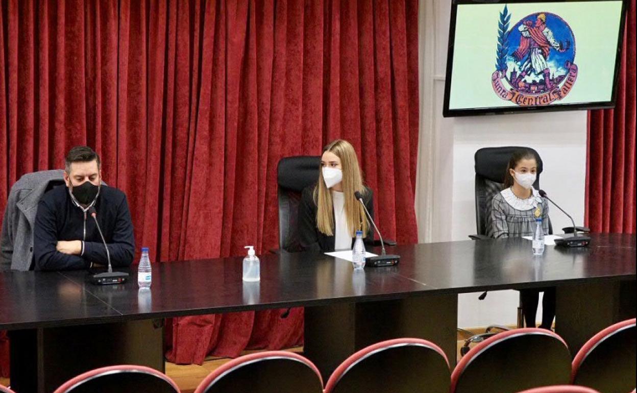 Carlos Galiana, presidente de Junta Central Fallera, con las falleras mayores de Valencia 2020 y 2021, Consuelo Llobell y Carla García.