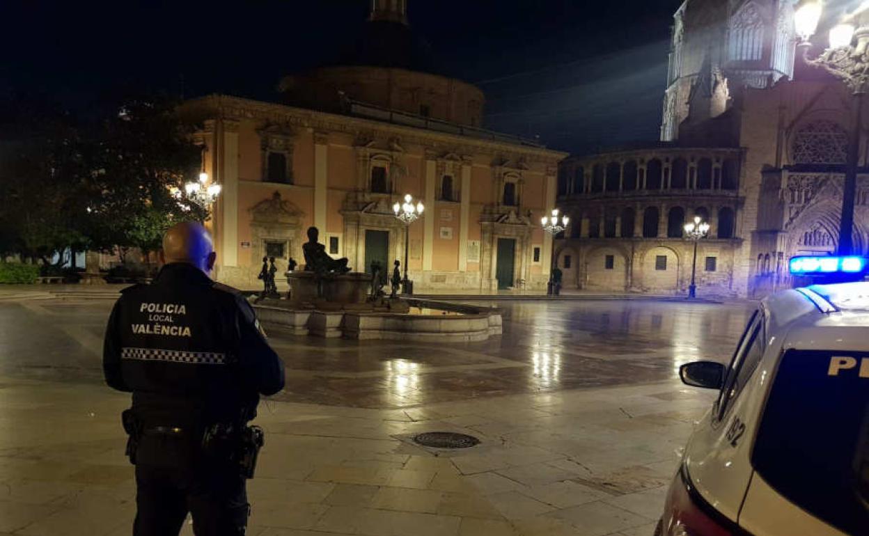 Agente de la Policía Local de Valencia en la plaza de la Virgen.