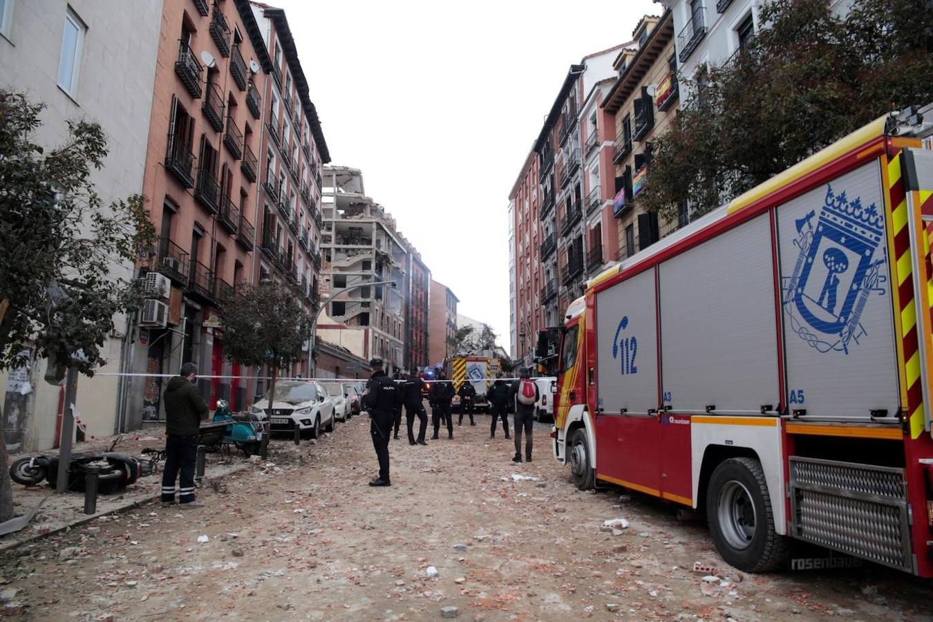 Efectivos de la Policía Nacional y Bomberos trabajan en la calle Toledo de Madrid. Al menos tres personas han muerto tras la explosión que ha provocado el derrumbe de parte de un edificio de seis plantas en la calle Toledo, en el centro de Madrid, en torno a las tres de la tarde de este miércoles. La explosión ha afectado completamente a la fachada de la finca situada en la calle de Toledo (c), en el distrito de La Latina, muy cerca de la Puerta de Toledo y junto a la iglesia de la Paloma.