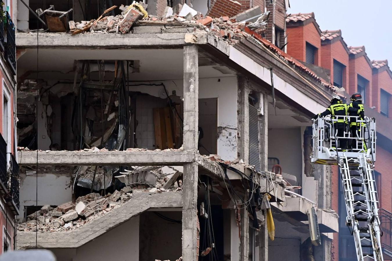 Los bomberos se acercan al edificio dañado en Madrid después de que una fuerte explosión lo sacudiera. - La causa de la explosión no quedó clara de inmediato.