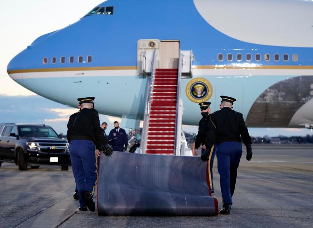 Preparativos en la base de Andrews para recibir a Donald Trump. 