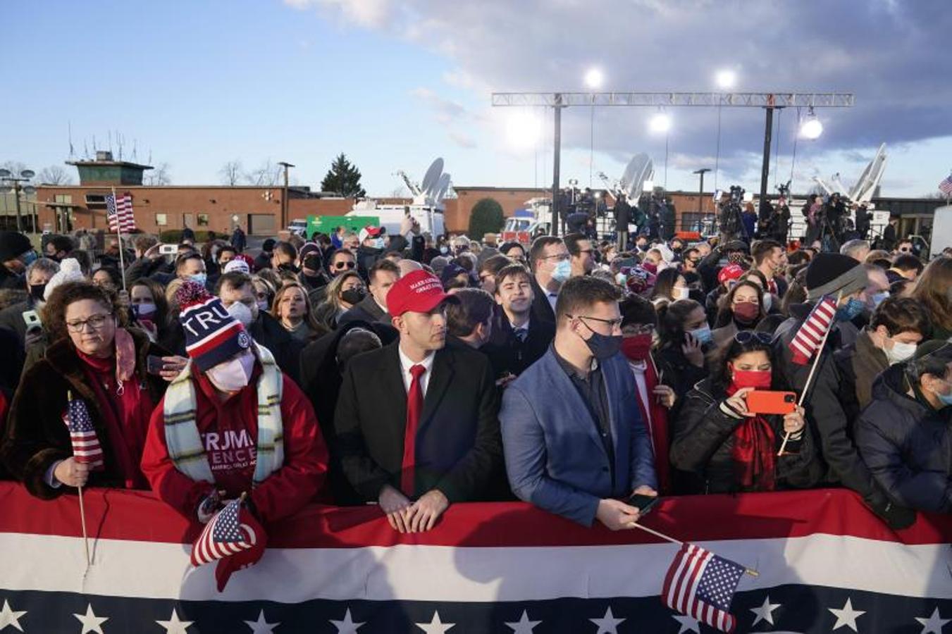 Seguidores de Trump atienden su discurso de despedida en la base aérea de Andrews.