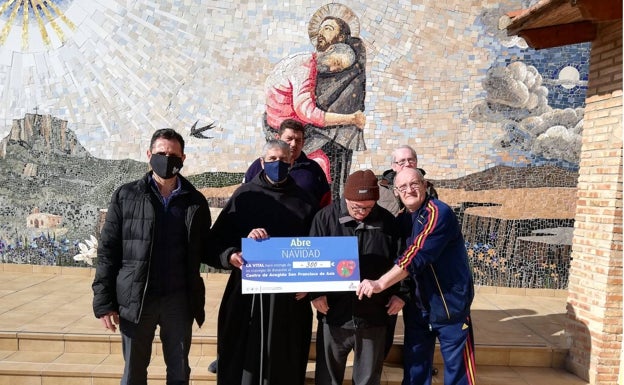 Entrega del cheque al Centro de Acogida San Francisco de Asís. 