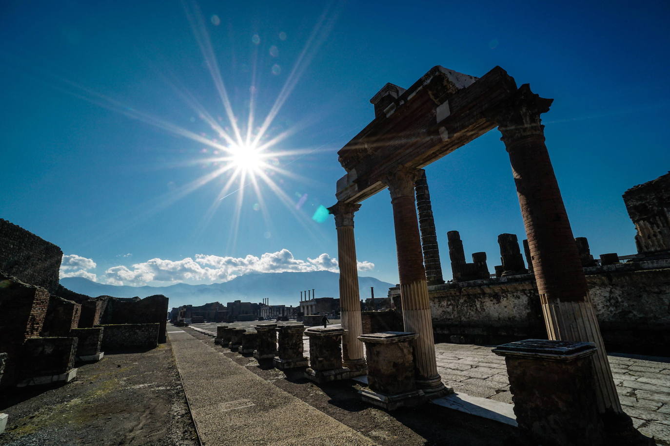 Pompeya ha vuelto a abrir su recinto arqueológico tras semanas clausurado por la pandemia de coronavirus. En los primeros días de apertura, decenas de visitantes se han acercado a disfrutar de este espacio histórico.