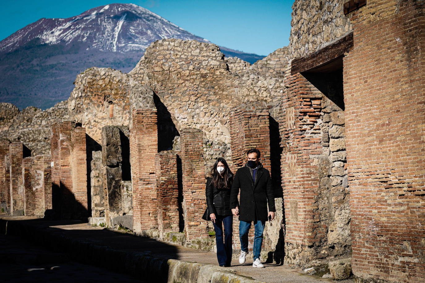 Pompeya ha vuelto a abrir su recinto arqueológico tras semanas clausurado por la pandemia de coronavirus. En los primeros días de apertura, decenas de visitantes se han acercado a disfrutar de este espacio histórico.