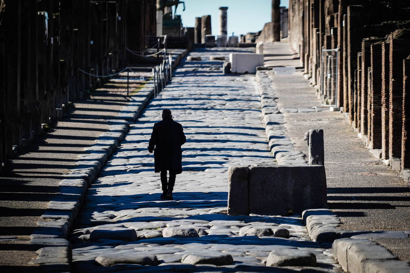 Pompeya ha vuelto a abrir su recinto arqueológico tras semanas clausurado por la pandemia de coronavirus. En los primeros días de apertura, decenas de visitantes se han acercado a disfrutar de este espacio histórico.