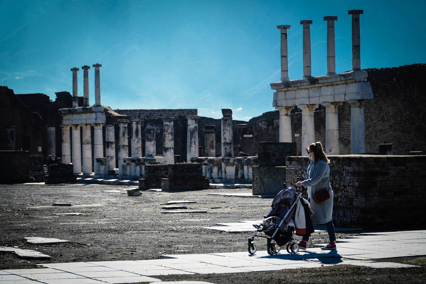 Pompeya ha vuelto a abrir su recinto arqueológico tras semanas clausurado por la pandemia de coronavirus. En los primeros días de apertura, decenas de visitantes se han acercado a disfrutar de este espacio histórico.