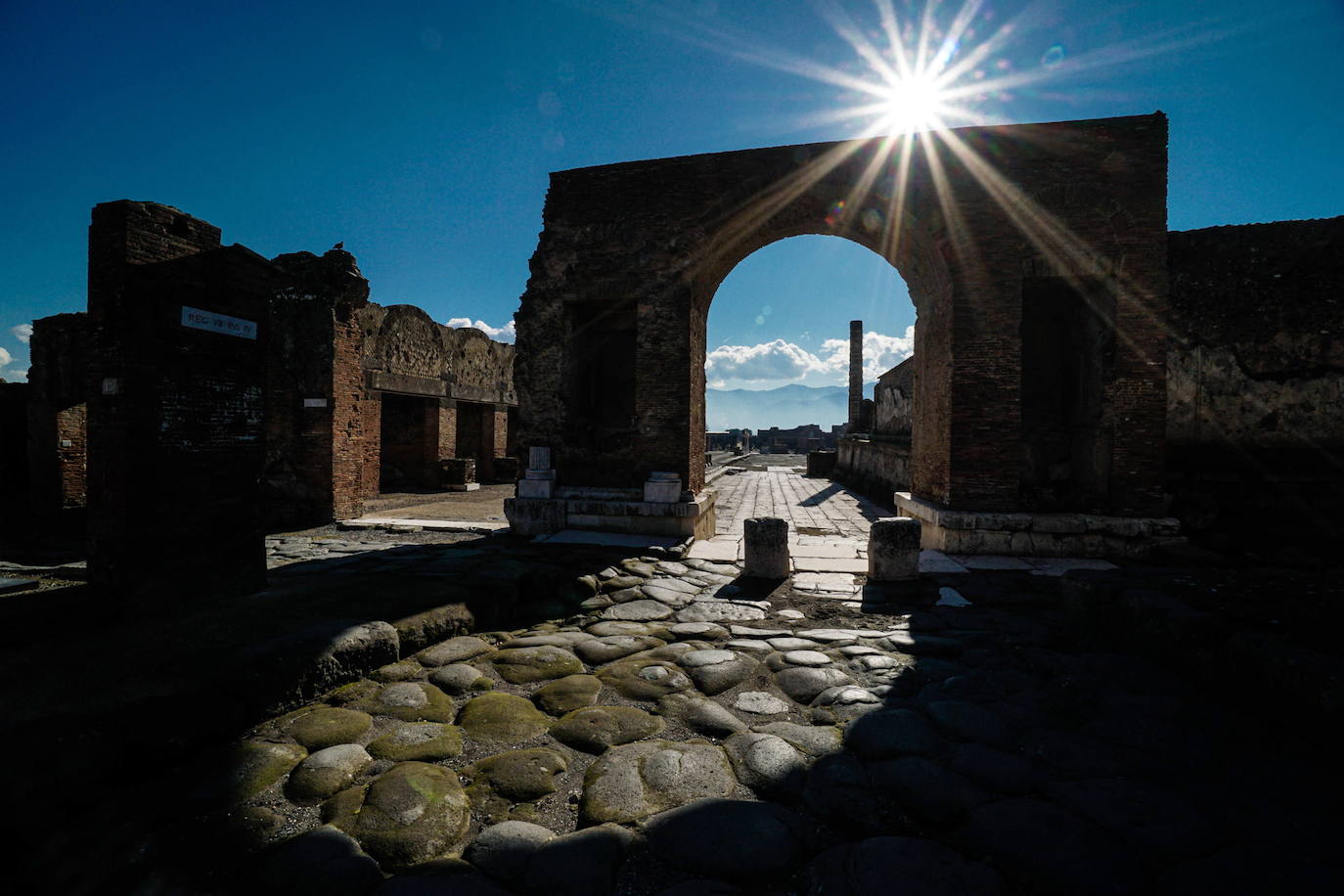 Pompeya ha vuelto a abrir su recinto arqueológico tras semanas clausurado por la pandemia de coronavirus. En los primeros días de apertura, decenas de visitantes se han acercado a disfrutar de este espacio histórico.