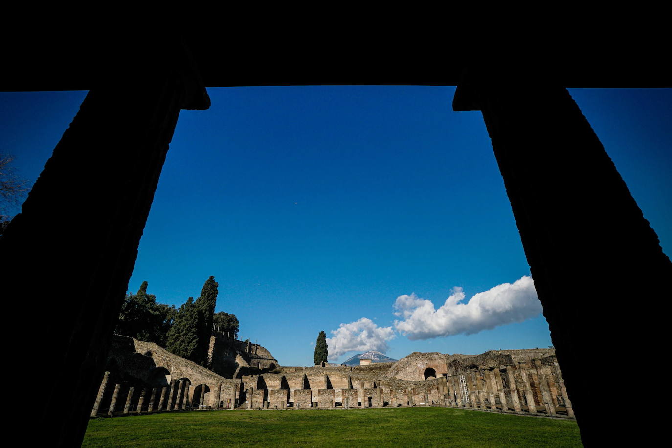 Pompeya ha vuelto a abrir su recinto arqueológico tras semanas clausurado por la pandemia de coronavirus. En los primeros días de apertura, decenas de visitantes se han acercado a disfrutar de este espacio histórico.