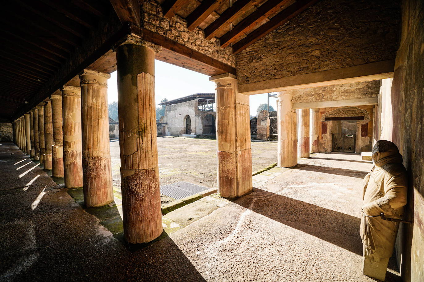 Pompeya ha vuelto a abrir su recinto arqueológico tras semanas clausurado por la pandemia de coronavirus. En los primeros días de apertura, decenas de visitantes se han acercado a disfrutar de este espacio histórico.