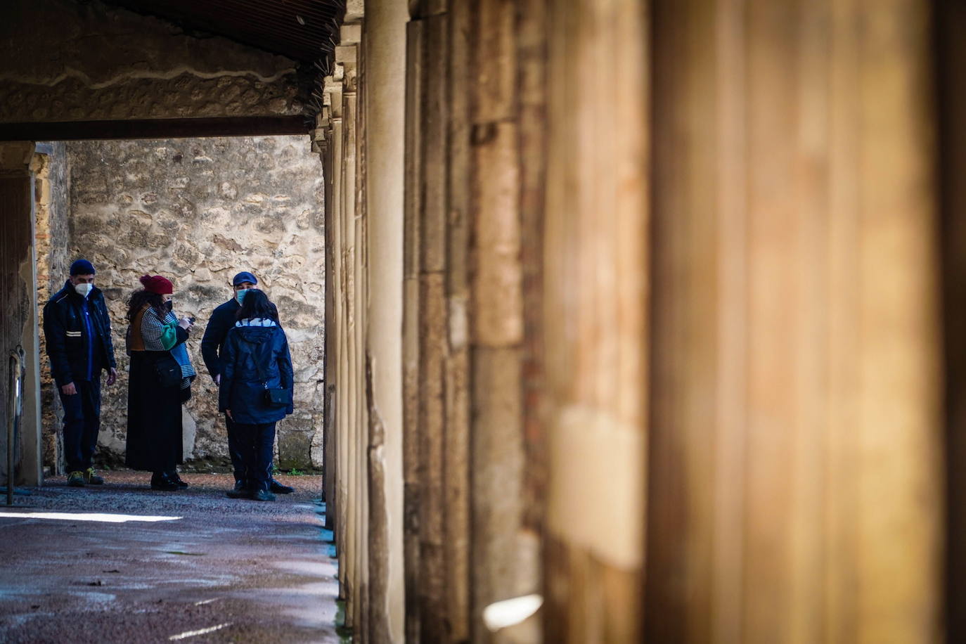 Pompeya ha vuelto a abrir su recinto arqueológico tras semanas clausurado por la pandemia de coronavirus. En los primeros días de apertura, decenas de visitantes se han acercado a disfrutar de este espacio histórico.