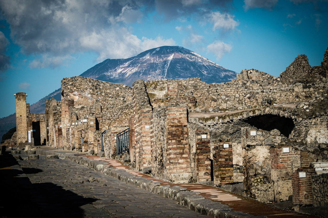 Pompeya ha vuelto a abrir su recinto arqueológico tras semanas clausurado por la pandemia de coronavirus. En los primeros días de apertura, decenas de visitantes se han acercado a disfrutar de este espacio histórico.