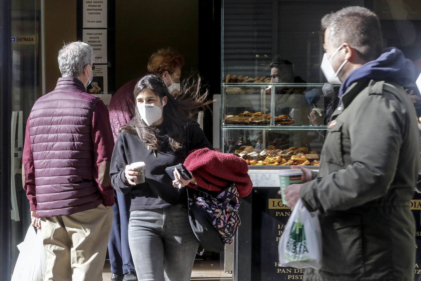 La hostelería de Valencia permanece totalmente cerrada, al menos durante los próximos 14 días, desde este jueves 21 de enero. Así lo estipulan las nuevas medidas tomadas por parte del Consell para tratar de frenar el avance de la pandemia de coronavirus en la Comunitat, que fueron anunciadas el pasado martes 19. La restricción deja multitud de persianas bajadas, en las que se ven algunos crespones negros en señal de protesta silenciosa, y calles sin terrazas ni vida en el centro de la ciudad. 