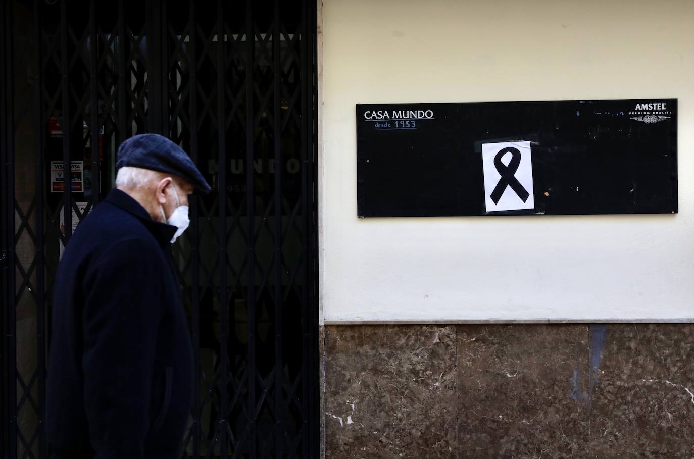 La hostelería de Valencia permanece totalmente cerrada, al menos durante los próximos 14 días, desde este jueves 21 de enero. Así lo estipulan las nuevas medidas tomadas por parte del Consell para tratar de frenar el avance de la pandemia de coronavirus en la Comunitat, que fueron anunciadas el pasado martes 19. La restricción deja multitud de persianas bajadas, en las que se ven algunos crespones negros en señal de protesta silenciosa, y calles sin terrazas ni vida en el centro de la ciudad. 