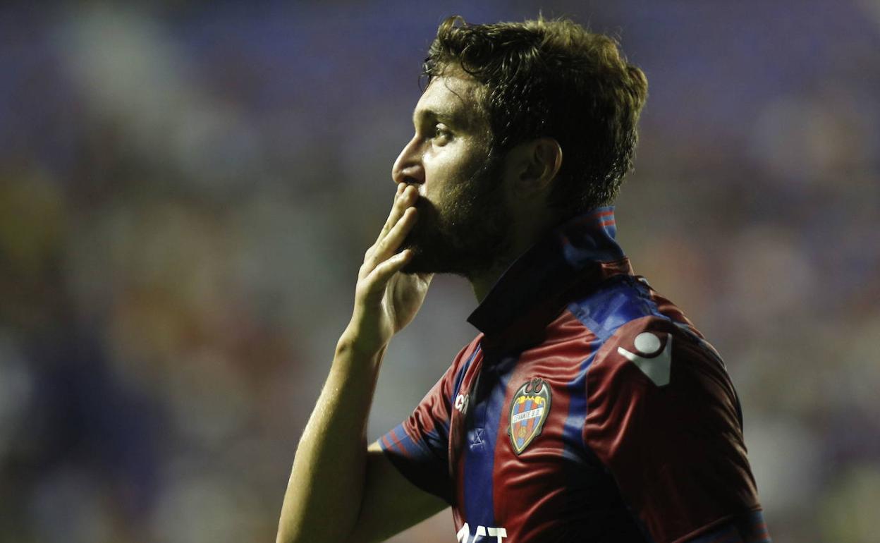 José Campaña, celebra un gol con la elástica del Levante. 