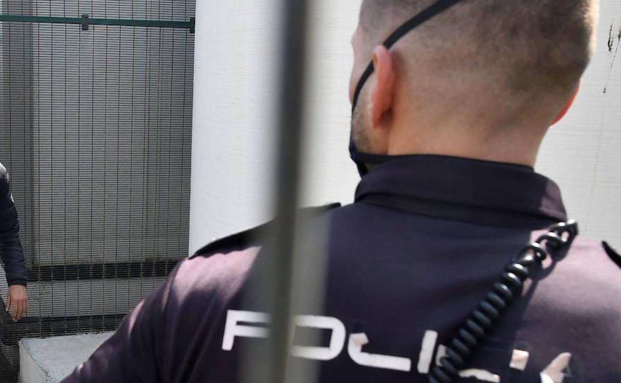 Detenidos en Valencia dos hombres por atar a otro a una silla y golpearle con una barra metálica y palos de madera