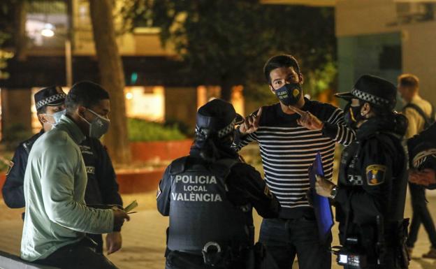 La Policía denuncia al primer bar en Valencia tras la entrada en vigor del decreto de cierre