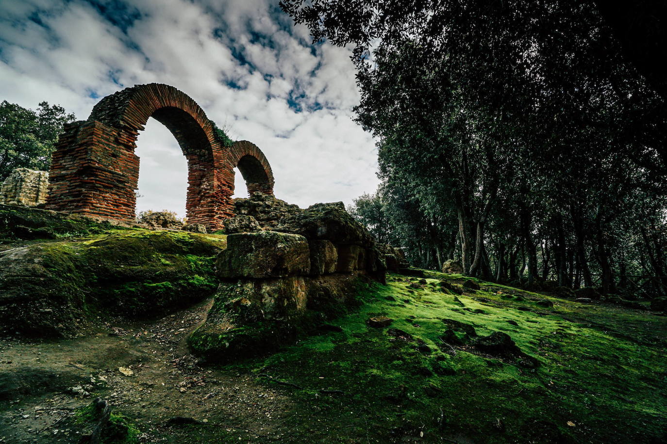 Cuma (Campania) era la colonia griega más antigua de Occidente rodeada por una imponente fortificación. El parque arqueológico actualmente incluye la acrópolis, el área sagrada donde se encuentran los templos y la cueva de la Sibila, un lugar oscuro en el que el oráculo profetiza sus profecías.