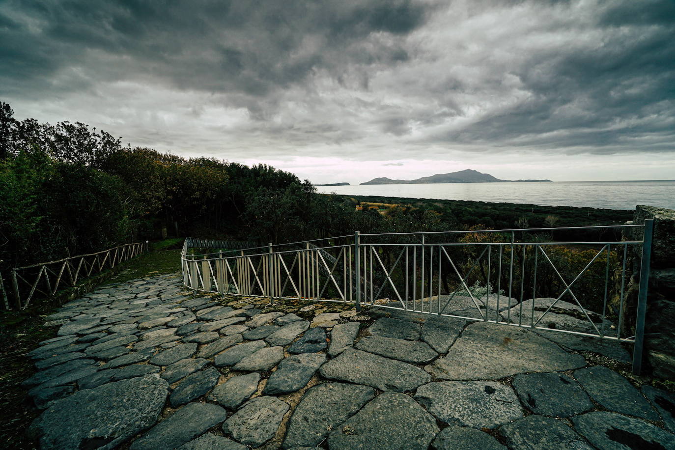 El parque arqueológico actualmente incluye la acrópolis