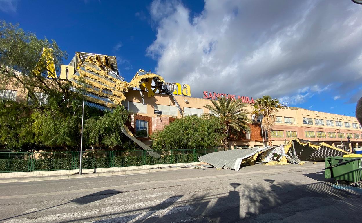 El techo de la fábrica ha sido arrancado por una ráfaga de viento esta mañana en Xixona. 