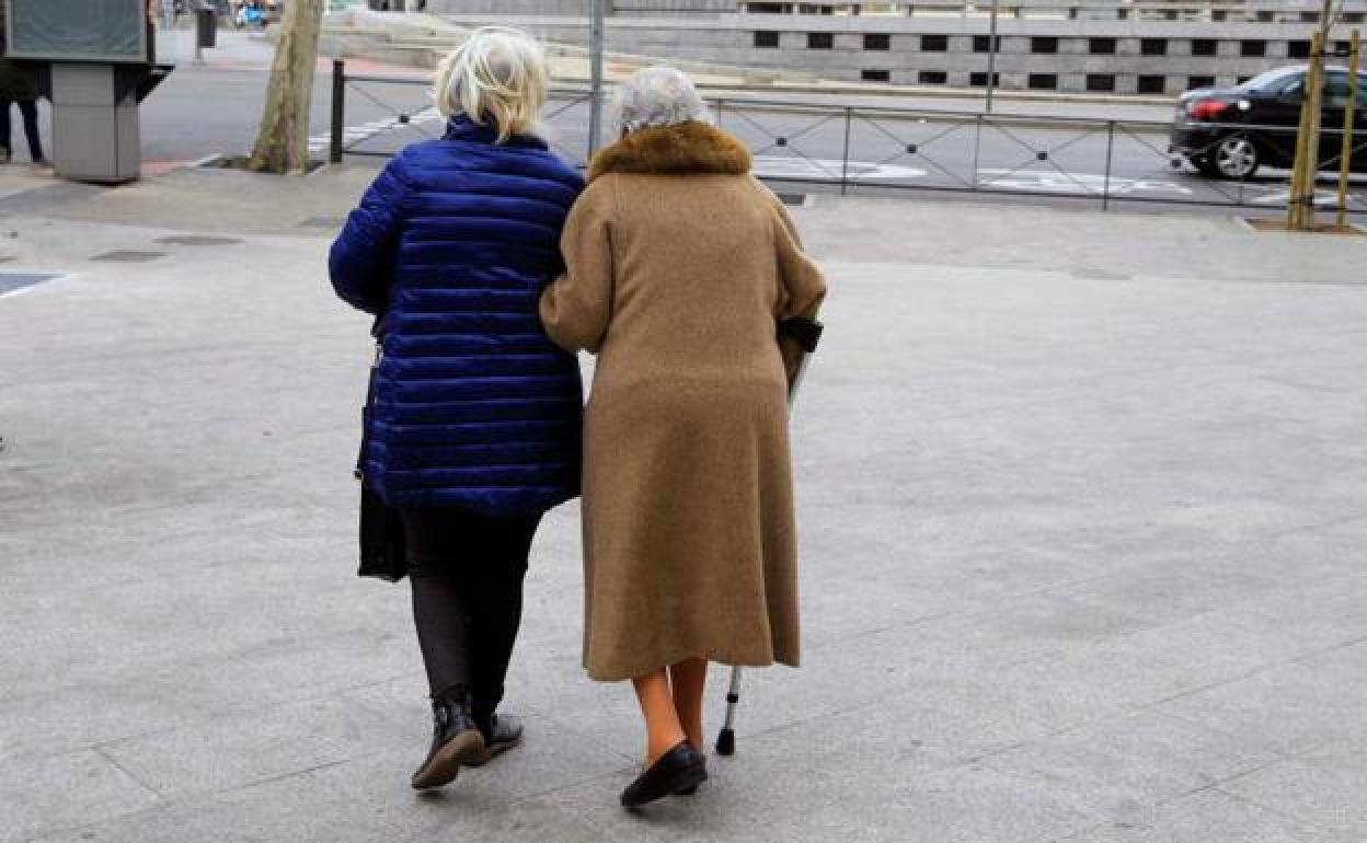 Dos mujeres pasean por la calle.