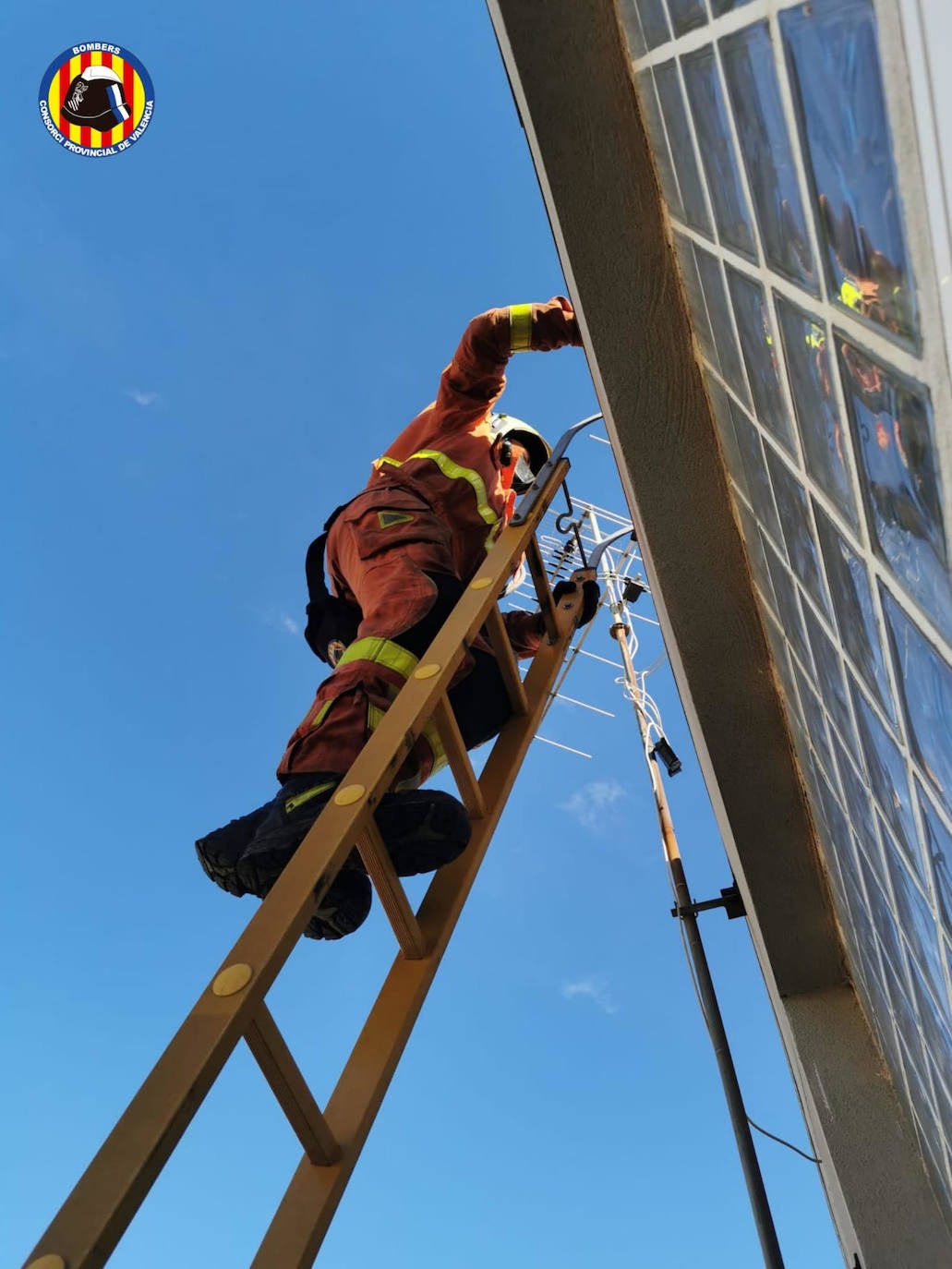 Fotos: &#039;Hortensia&#039; obliga a cerrar parques, jardines y cementerios y provoca incidentes debido a las fuertes rachas de viento