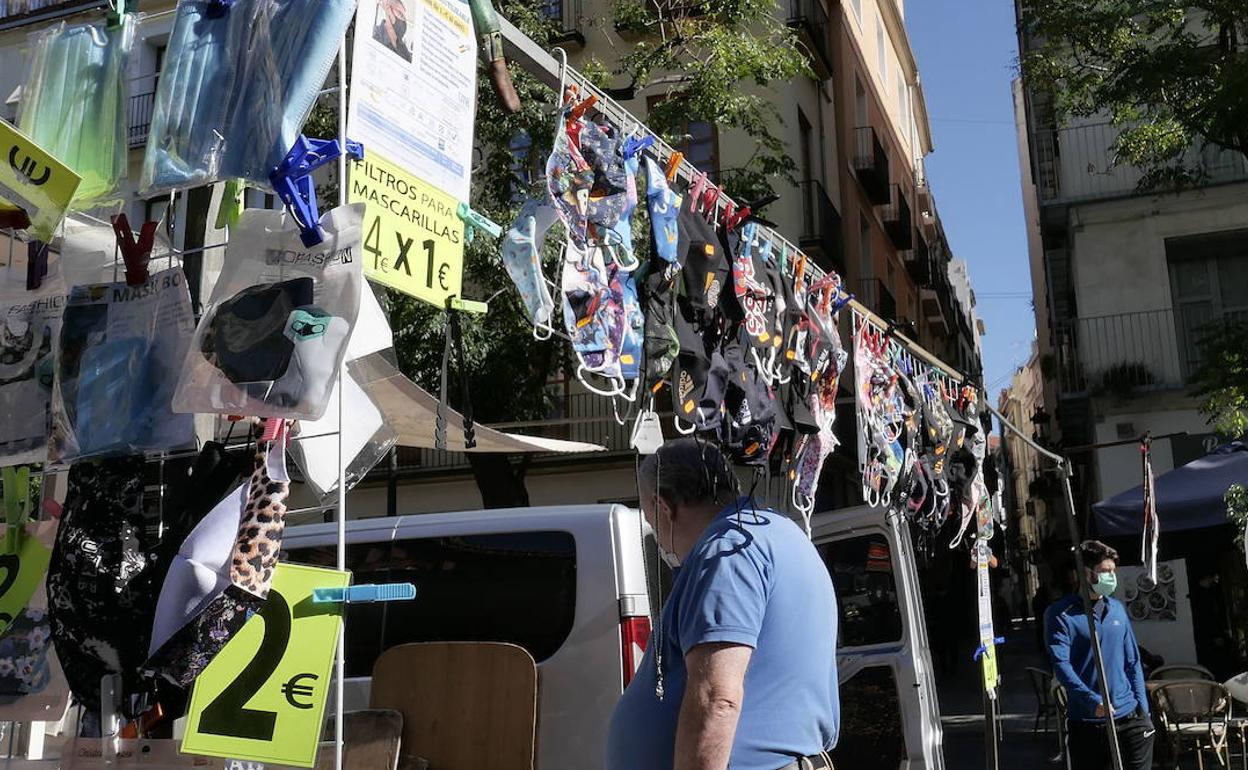 Venta de mascarillas en un mercadillo ambulante