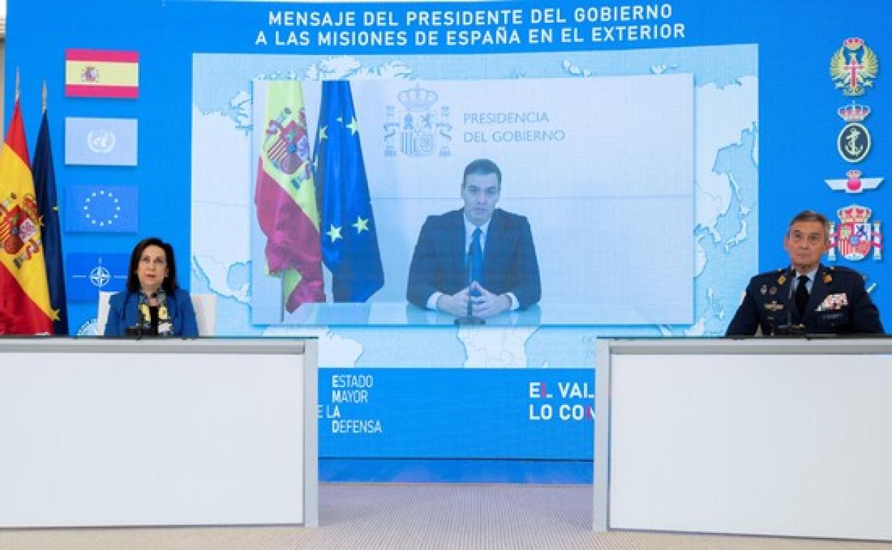 La ministra de Defensa, Margarita Robles, y el jefe del Estado Mayor de la Defensa, Miguel Ángel Villarroya 