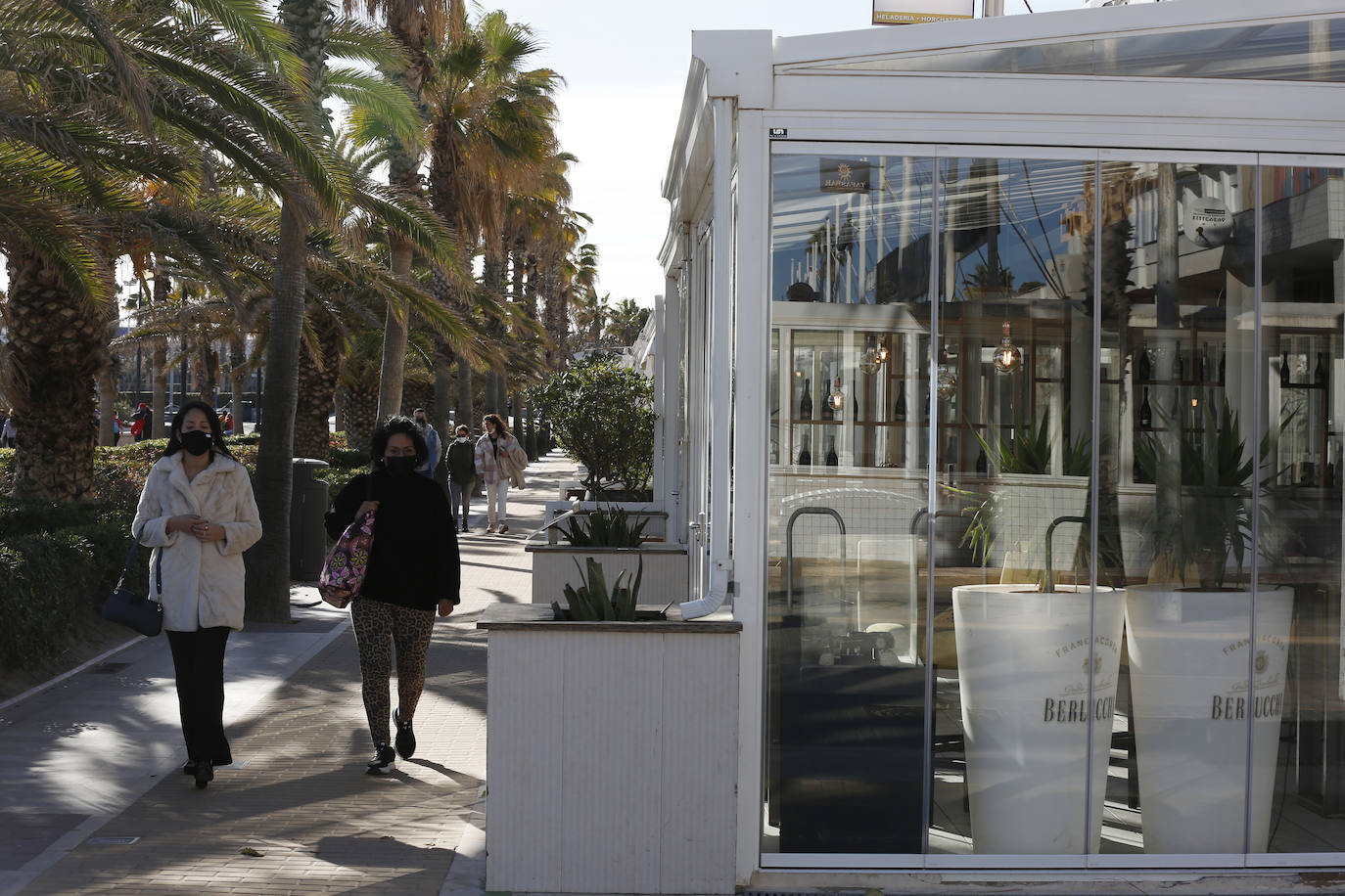 Bares, restaurantes y cafeterías cumplen las últimas medidas de la Generalitat y sólo pueden servir para recoger o a domicilio.