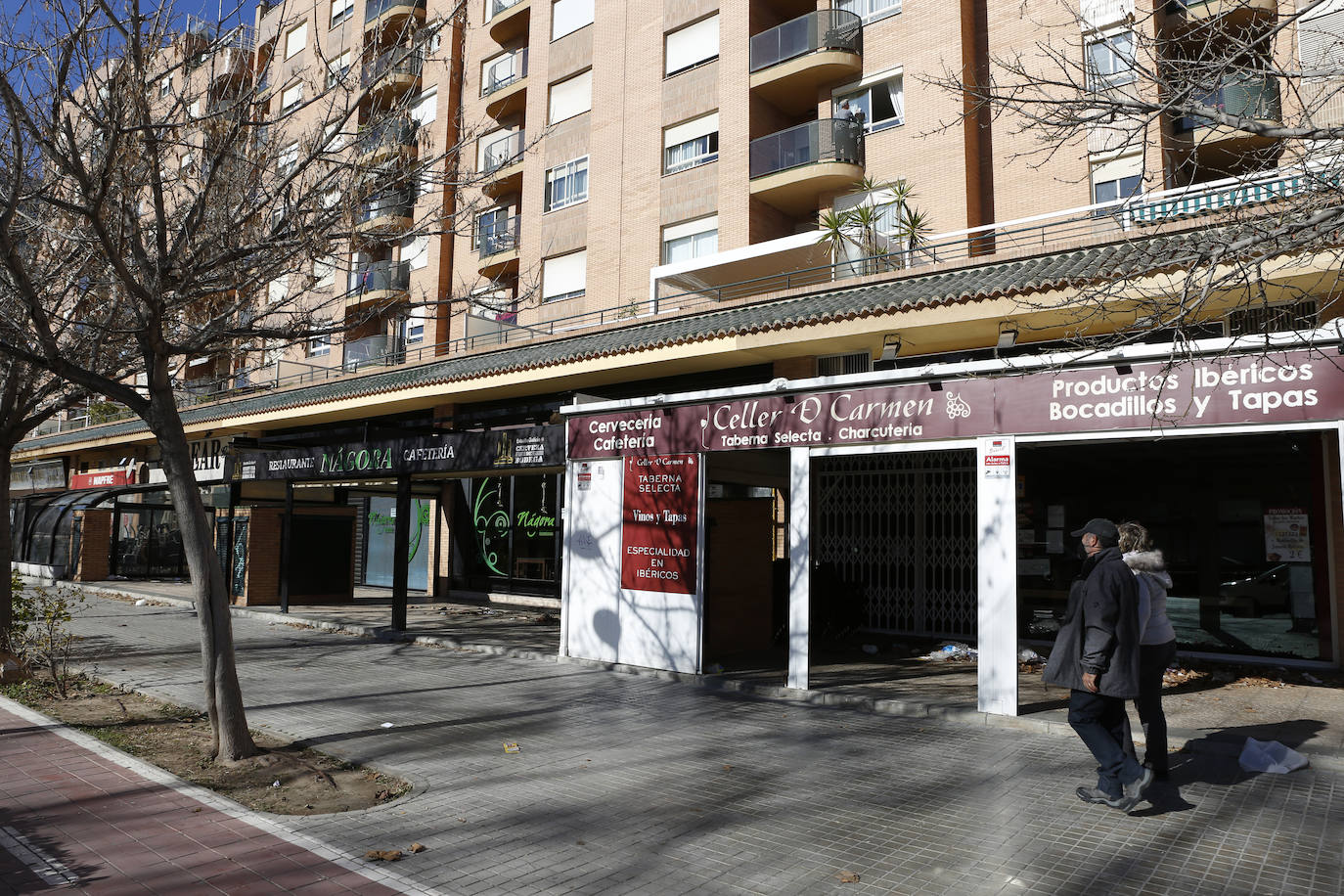 Bares, restaurantes y cafeterías cumplen las últimas medidas de la Generalitat y sólo pueden servir para recoger o a domicilio.