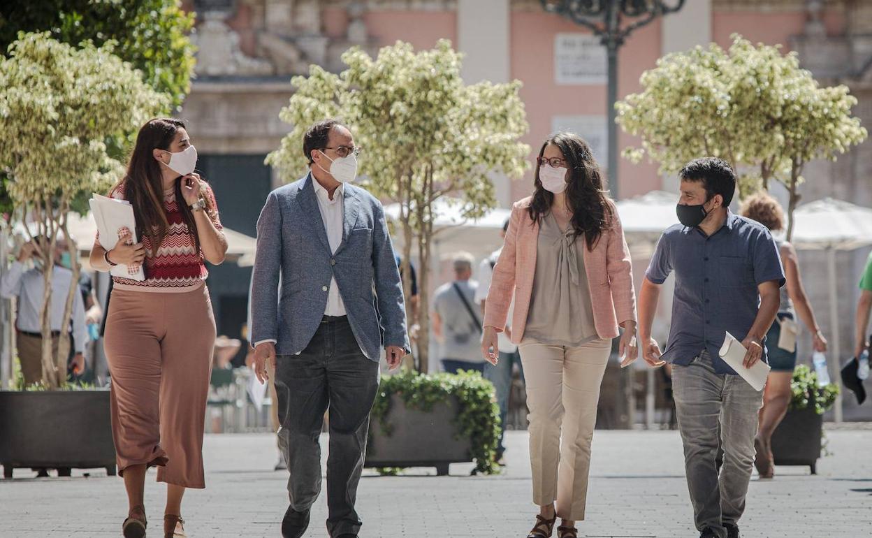Los consellers de Agricultura, Hacienda, Políticas Inclusivas y Educación, camino del Palau