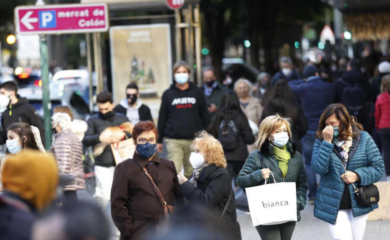 Gente paseando por el centro de Valencia.