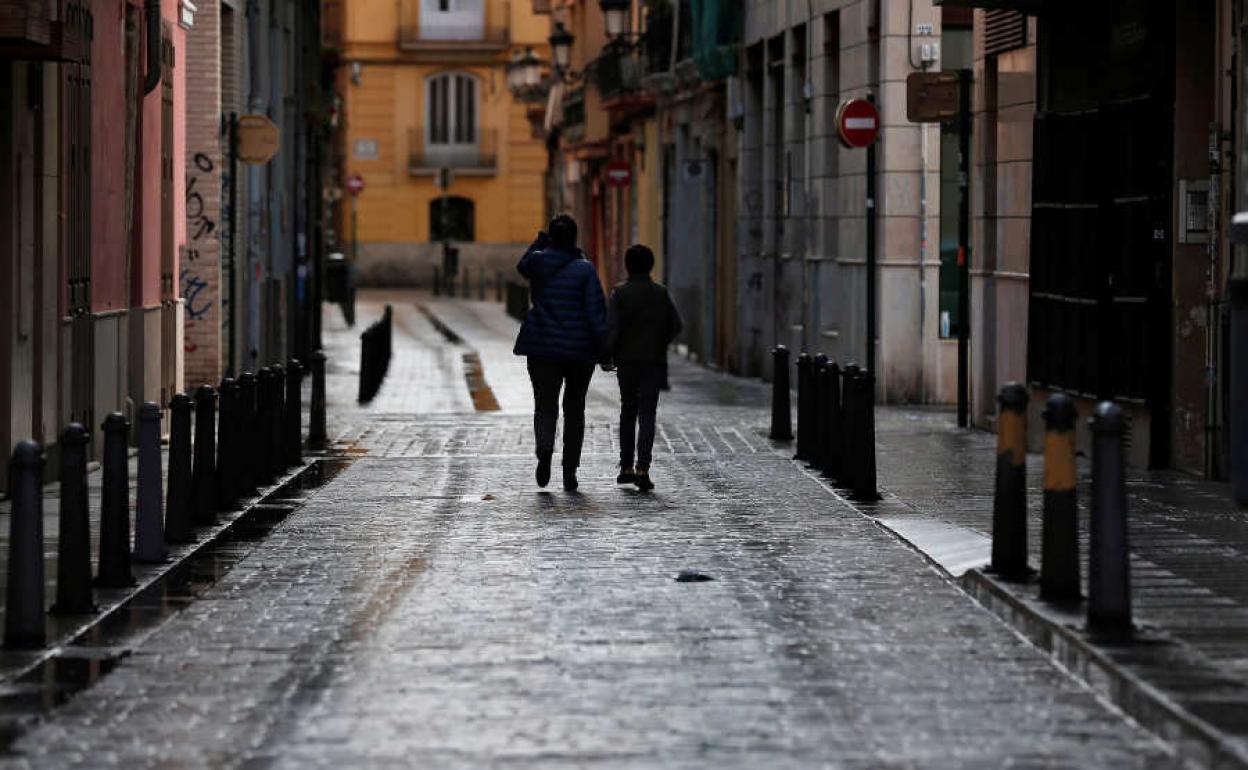 El Consell endurece las medidas y encierra a la mitad de la población