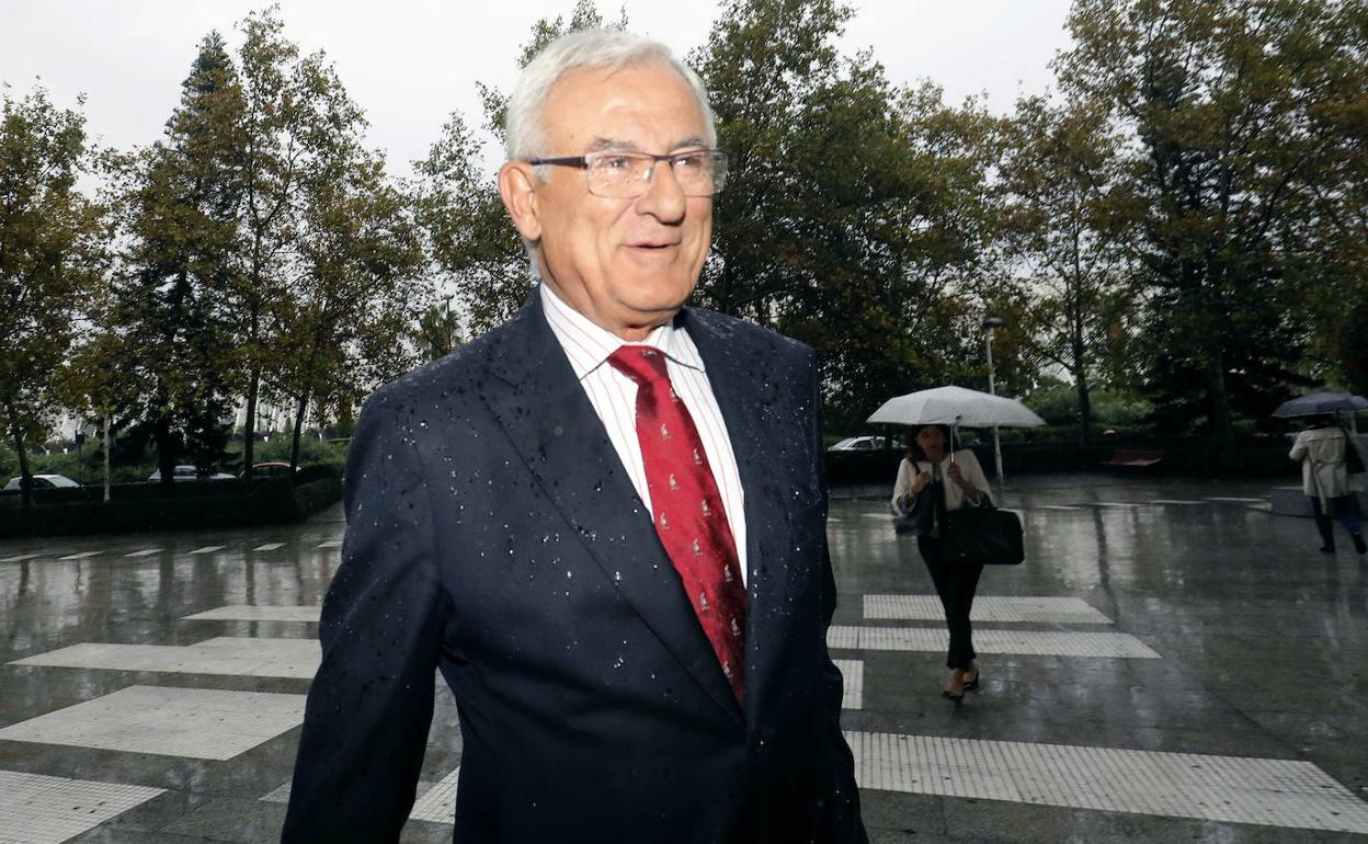 El exconseller Luis Fernando Cartagena, en la entrada de la Ciudad de la Justicia. 