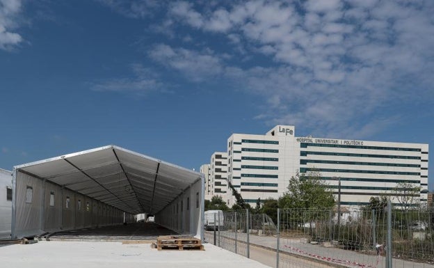 Barceló afirma que los pacientes volverán al hospital de campaña de Valencia «cuando cese el viento»