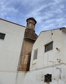 Imagen secundaria 2 - El complejo eclesiástico que tapa la capilla de la comunión y el párroco que explica las diferentes fases de rehabilitación. 