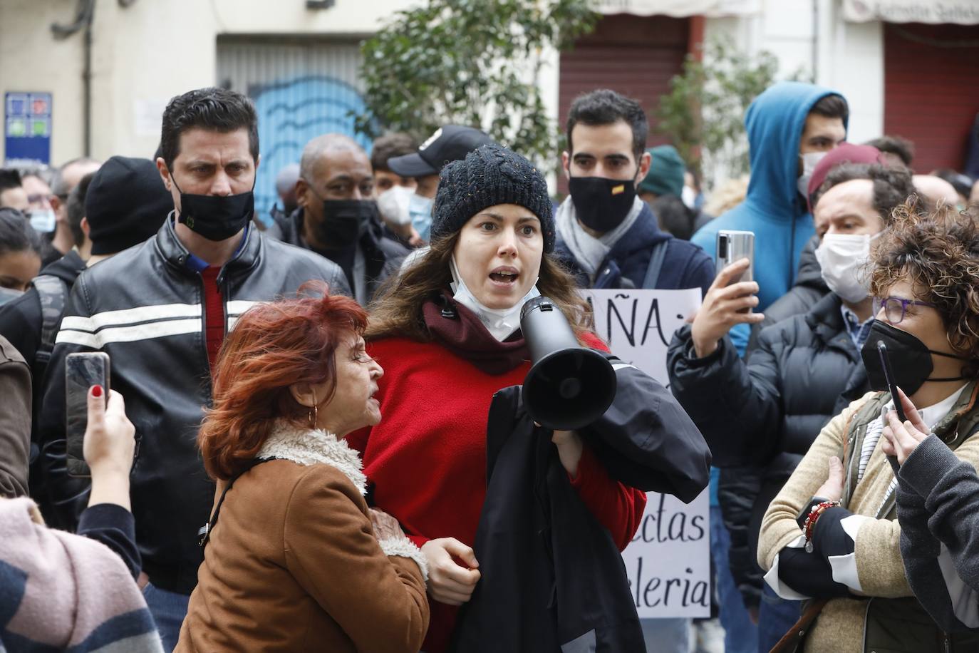 Alrededor de 250 personas han acudido este lunes a las puertas del Ayuntamiento de Valencia para protestar por el cierre de la hostelería, medida que decretó la semana pasada el Consell para combatir la tercera ola de coronavirus que tiene en jaque a los hospitales de la Comunitat. Sin embargo, ninguna asociación oficial ni patronal está detrás de esta convocatoria, según indican desde la Federación de Hosteleros de Valencia, la Coordinadora de Barrios de Hostelería de Valencia y la Asociación de Hosteleros de Ruzafa.