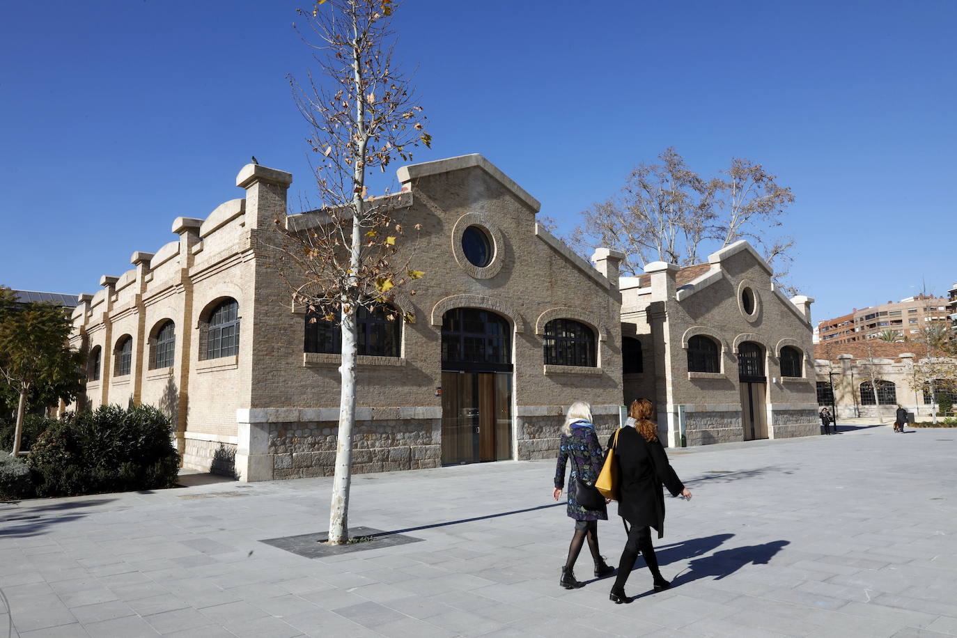 El Parque Central de Valencia es uno de los 11 finalistas al premio Rosa Barba de la undécima bienal de paisaje de Barcelona, uno de los certámenes de paisajismo «más prestigiosos». Así, competirá con otros diez finalistas de todo el mundo, entre ellos jardines de Shangai, Lisboa, Medellín, Brooklyn o Bangkok, entre otros. También el jardín de la plaza de Amparo Arce, en Benimaclet, se encuentra entre los jardines que han concurrido al premio. El jurado del premio ha valorado que el Parque Central es uno de los proyectos urbanos y de infraestructura «más importantes de la ciudad» y que, a su finalización, «se convertirá en uno de los pulmones verdes de la ciudad puesto que conectará barrios que hasta ahora estaban separados por las vías del tren». El jurado de la bienal también ha valorado la utilización del agua como «eje vertebrador» de todo el jardín, según ha indicado el Ayuntamiento de Valencia en un comunicado.