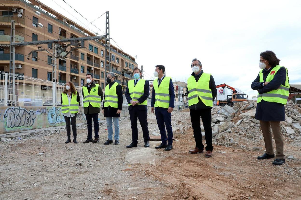 El presidente Ximo Puig, con el conseller Arcadi España y el alcalde Rafa García, en la visita. LP