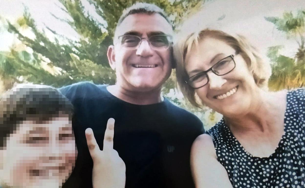 El menor de Petrer con su familia. 